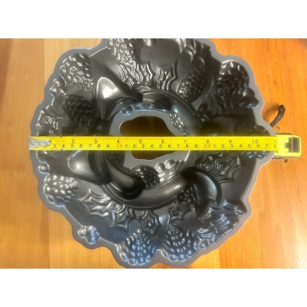 Nordic Ware Holiday Wreath Bundt Pan 9 Cup Capacity Nonstick Heavy Cast Aluminum